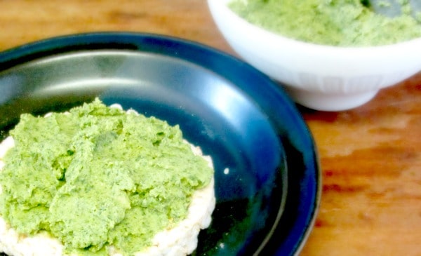 Spinach Hummus - a quick and easy spread made of spinach and chick peas, perfect with crackers! www.inhabitedkitchen.com