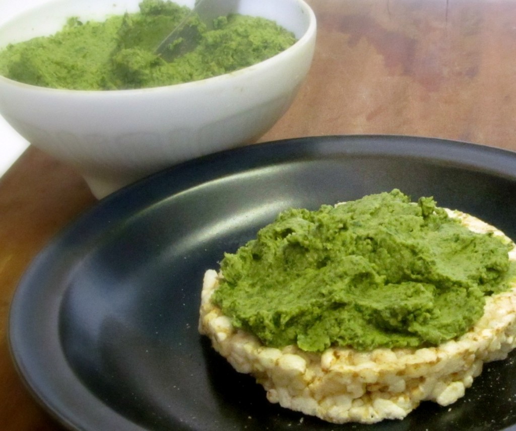 Spinach Hummus - a quick and easy spread made of spinach and chick peas, perfect with crackers! www.inhabitedkitchen.com