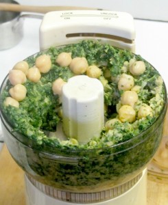 Spinach Hummus - a quick and easy spread made of spinach and chick peas, perfect with crackers! www.inhabitedkitchen.com