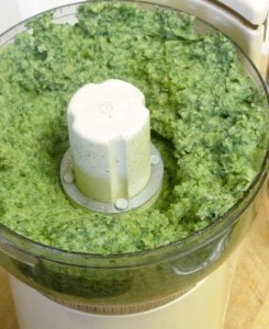 Spinach Hummus - a quick and easy spread made of spinach and chick peas, perfect with crackers! www.inhabitedkitchen.com