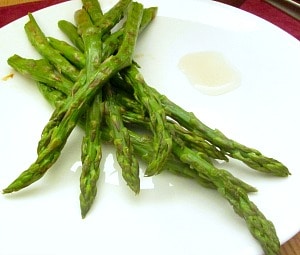Grilled asparagus, with or without sauce or other seasoning - a simple and delicious method for cooking this lovely Springtime vegetable! 
