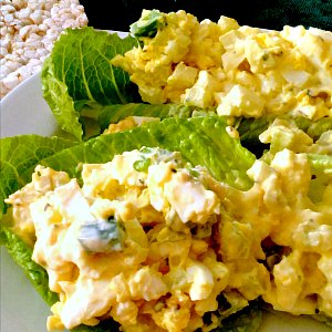 Egg salad on lettuce, with rice cakes.